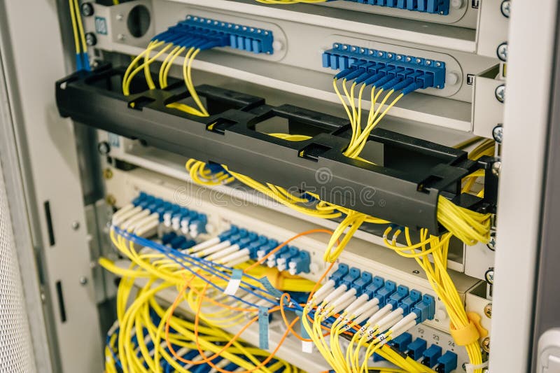 Os cabos da rede conectaram aos interruptores portos no armário do datacenter, na Web ou no equipamento celular do hardware do se fotografia de stock Os cabos da rede conectaram aos interruptores portos no armário do datacenter, na Web ou no equipamento celular do hardware do se fotografia de stock