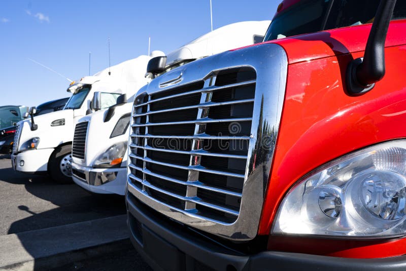 Diferentes Fazem Caminhões-caminhões Grandes Ficarem Na Fila No  Estacionamento Do Caminhão Marcado Com Linhas Foto de Stock - Imagem de  carregador, frota: 157625350