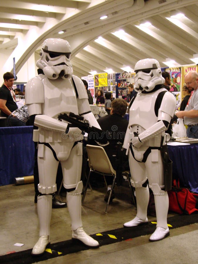 Os car?teres de Star Wars atacam soldados levantam com as armas do laser no evento de WonderCon foto de stock Os car?teres de Star Wars atacam soldados levantam com as armas do laser no evento de WonderCon foto de stock