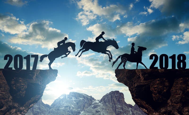 Os cavaleiros nos cavalos que saltam no ano novo 2018 imagem de stock Os cavaleiros nos cavalos que saltam no ano novo 2018 imagem de stock