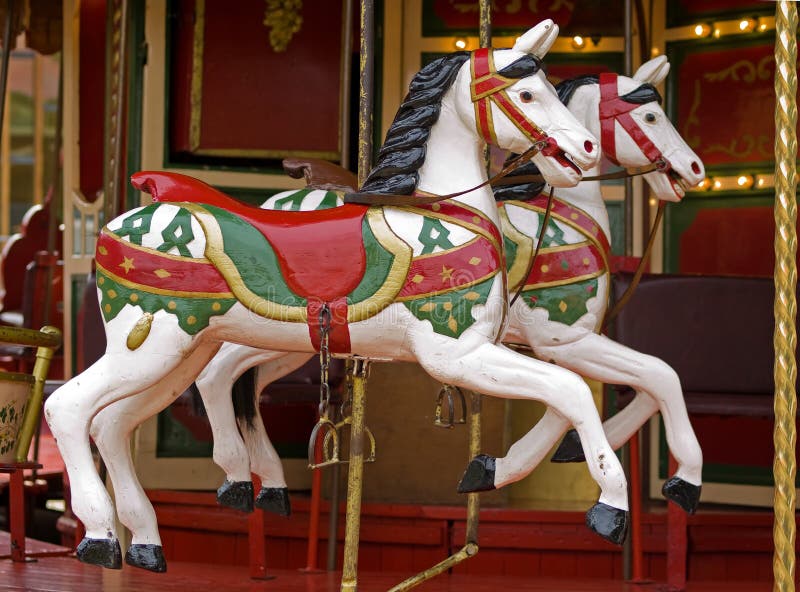 Os cavalos em alegre vão círculo fotos de stock Os cavalos em alegre vão círculo fotos de stock