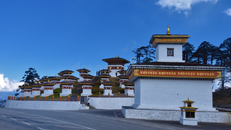 Os 108 chortens ou stupas memor?veis conhecidos como Druk Wangyal Chortens no Dochula passam, But?o fotos de stock Os 108 chortens ou stupas memor?veis conhecidos como Druk Wangyal Chortens no Dochula passam, But?o fotos de stock