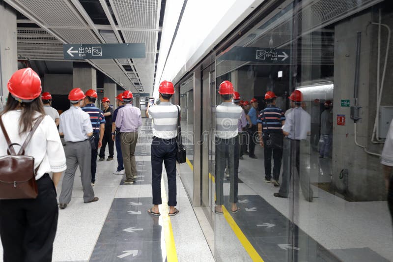 Os cidadãos visitam a próximo linha 1 do metro de xiamen fotos de stock Os cidadãos visitam a próximo linha 1 do metro de xiamen fotos de stock