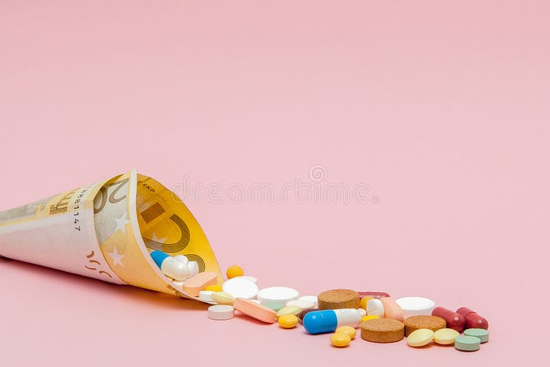 Os comprimidos e as tabuletas médicos no euro- dinheiro das cédulas como um símbolo dos cuidados médicos custam Conceito da medic fotos de stock Os comprimidos e as tabuletas médicos no euro- dinheiro das cédulas como um símbolo dos cuidados médicos custam Conceito da medic fotos de stock
