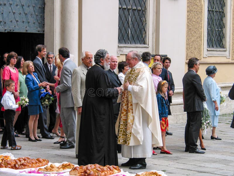Os convidados encontram-se na cerimônia de casamento perto da igreja em Viena imagens de stock Os convidados encontram-se na cerimônia de casamento perto da igreja em Viena imagens de stock