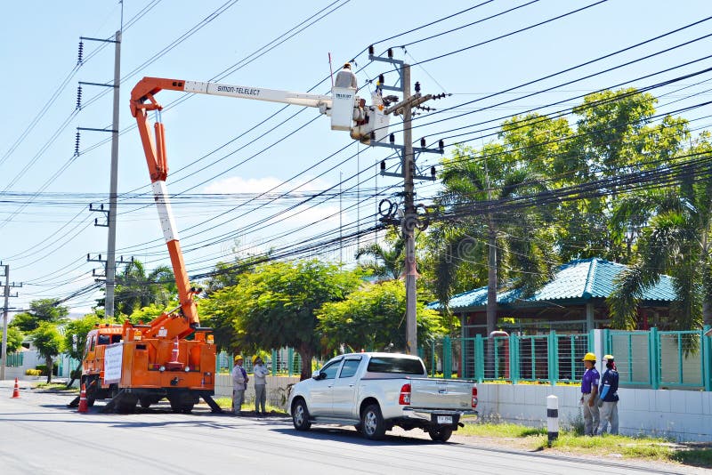 Os coordenadores da eletricidade em elevadores de Tailândia fixam até a eletricidade foto de stock Os coordenadores da eletricidade em elevadores de Tailândia fixam até a eletricidade foto de stock