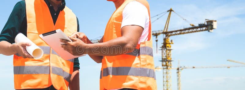 Os coordenadores masculinos estão trabalhando ao projeto de construção imagem de stock Os coordenadores masculinos estão trabalhando ao projeto de construção imagem de stock