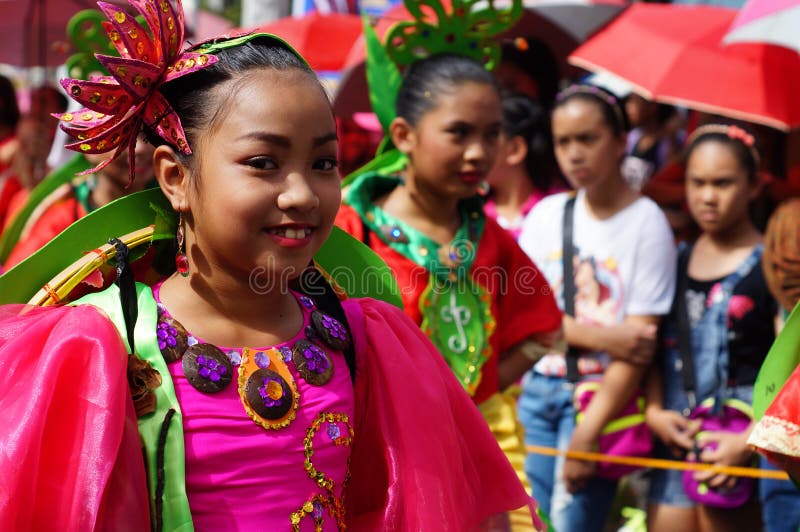 os dançarinos do carnaval da menina em vários trajes dançam ao longo da estrada imagem de stock os dançarinos do carnaval da menina em vários trajes dançam ao longo da estrada imagem de stock