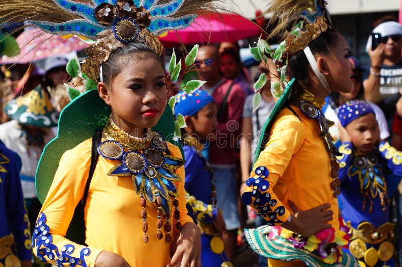 os dançarinos do carnaval da menina em vários trajes dançam ao longo da estrada fotografia de stock os dançarinos do carnaval da menina em vários trajes dançam ao longo da estrada fotografia de stock