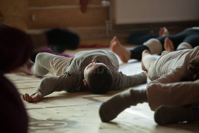 Pés de bailarinos, pernas, no chão fotos de stock royalty free