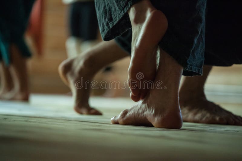 Pés de bailarinos, pernas, no chão imagem de stock royalty free