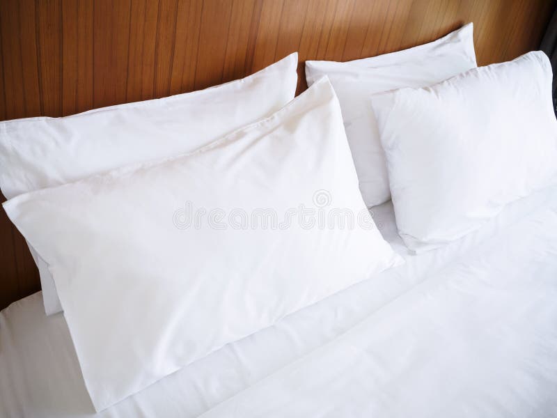 Os descansos brancos consolam a folha de cama de linho limpa da cama