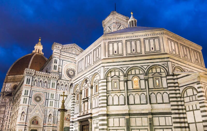 Os di Santa Maria del Fiore da basílica e do ` s de Giotto Campanile fotografia de stock Os di Santa Maria del Fiore da basílica e do ` s de Giotto Campanile fotografia de stock