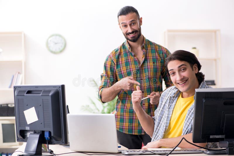 Os dois ele especialistas que trabalham no escrit?rio imagens de stock royalty free Os dois ele especialistas que trabalham no escrit?rio imagens de stock royalty free