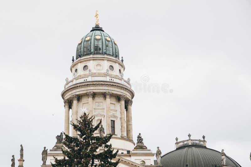 Os DOM franceses da catedral ou do Franzoesischer em Berlim, Alemanha imagem de stock Os DOM franceses da catedral ou do Franzoesischer em Berlim, Alemanha imagem de stock