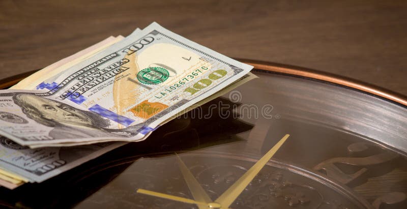 Os dólares americanos encontram-se no pulso de disparo grande Hora de ganhar o dinheiro O tempo é money_ fotos de stock royalty free Os dólares americanos encontram-se no pulso de disparo grande Hora de ganhar o dinheiro O tempo é money_ fotos de stock royalty free