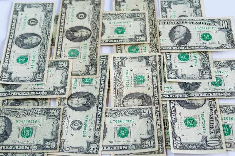 Notas de dólares dispostas perpendicularmente imagens de stock royalty free