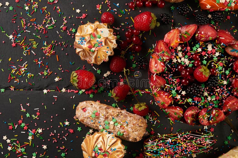 Os eclairs e a baga coloridos deliciosos frescos do verão endurecem com bagas foto de stock Os eclairs e a baga coloridos deliciosos frescos do verão endurecem com bagas foto de stock