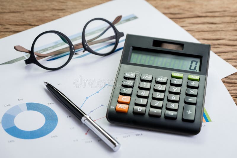 Os equipamentos da contabilidade, funcionam o lucro incorporado ou financiam o calculat foto de stock Os equipamentos da contabilidade, funcionam o lucro incorporado ou financiam o calculat foto de stock