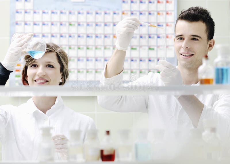 Os estudantes acoplam-se no laboratório foto de stock royalty free Os estudantes acoplam-se no laboratório foto de stock royalty free