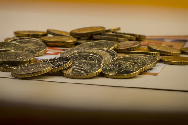 Os euro- centavos das moedas estão em uma conta de papel de cinqüênta euro Euro- dinheiro fotografia de stock Os euro- centavos das moedas estão em uma conta de papel de cinqüênta euro Euro- dinheiro fotografia de stock