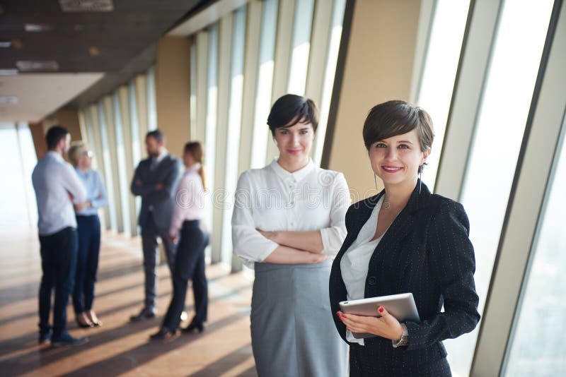 Os executivos agrupam, fêmeas como líderes da equipa imagens de stock Os executivos agrupam, fêmeas como líderes da equipa imagens de stock