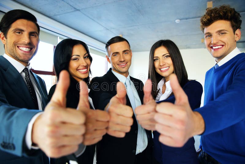 Os executivos com polegares levantam o sinal fotografia de stock Os executivos com polegares levantam o sinal fotografia de stock