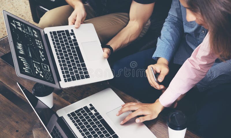 Os executivos novos do close up analisam da tela em linha dos gráficos do diagrama do relatório da finança dispositivos eletrônic imagem de stock Os executivos novos do close up analisam da tela em linha dos gráficos do diagrama do relatório da finança dispositivos eletrônic imagem de stock
