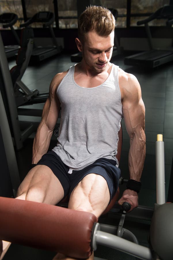 Os exercícios do quadríceps fecham-se acima imagens de stock royalty free