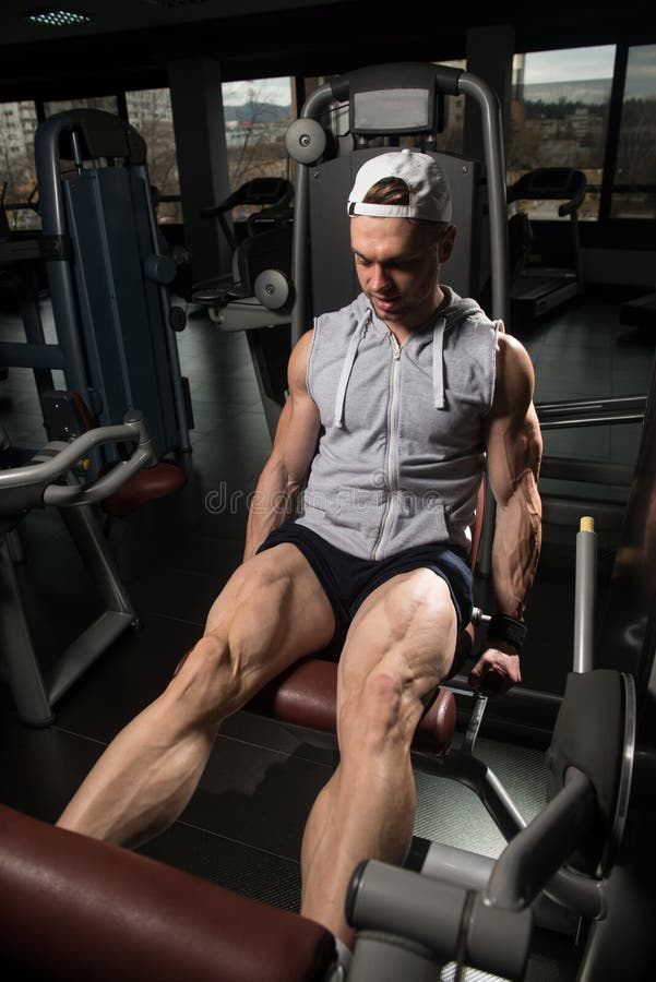 Os exercícios do quadríceps fecham-se acima foto de stock