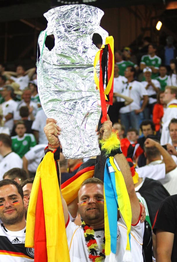 Os fan de futebol alemães mostram seu apoio imagens de stock royalty free Os fan de futebol alemães mostram seu apoio imagens de stock royalty free