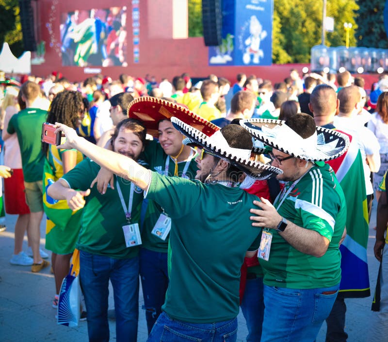 Fan De Futebol Mexicanos No Quadrado Vermelho Em Moscou Sombreiros