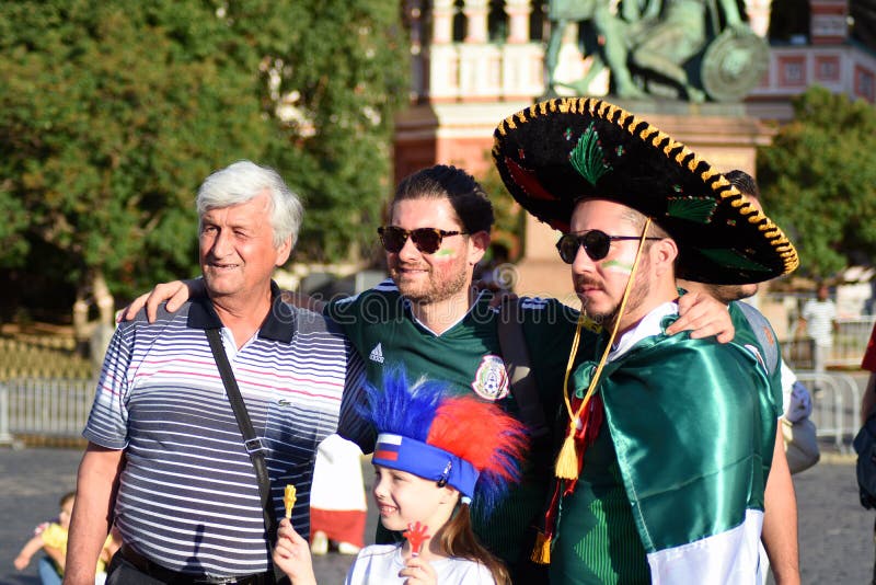 Os fan de futebol de México e de Rússia levantam para fotos no quadrado vermelho em Moscou foto de stock royalty free Os fan de futebol de México e de Rússia levantam para fotos no quadrado vermelho em Moscou foto de stock royalty free