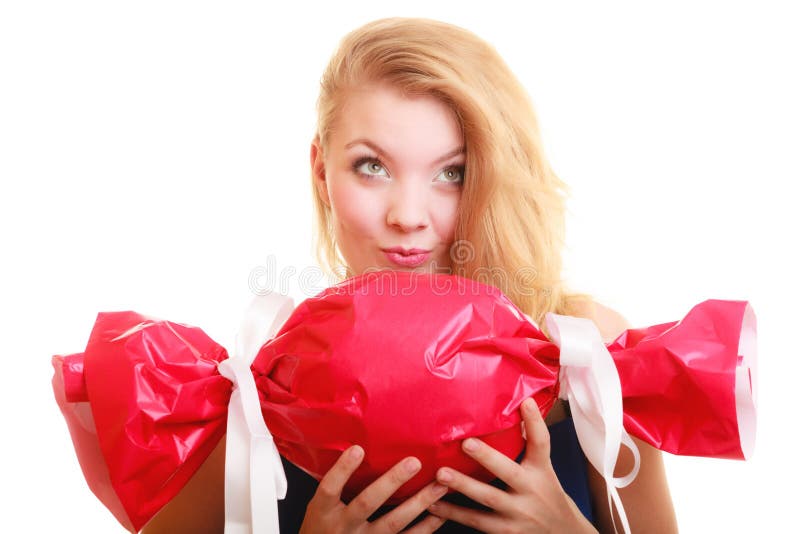 Os feriados amam o conceito da felicidade - menina com presente vermelho foto de stock royalty free Os feriados amam o conceito da felicidade - menina com presente vermelho foto de stock royalty free