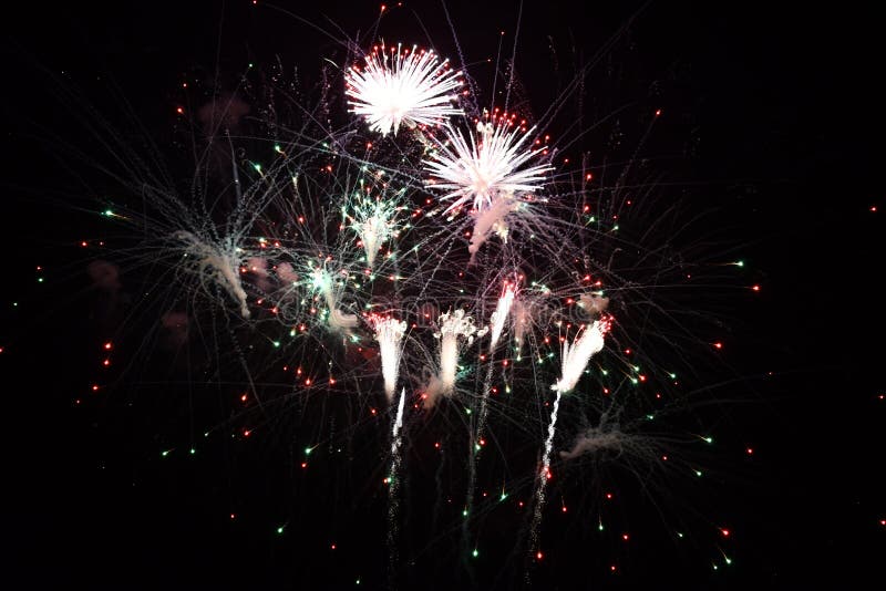 Os fogos de artifício coloridos explodem no céu fotos de stock royalty free Os fogos de artifício coloridos explodem no céu fotos de stock royalty free