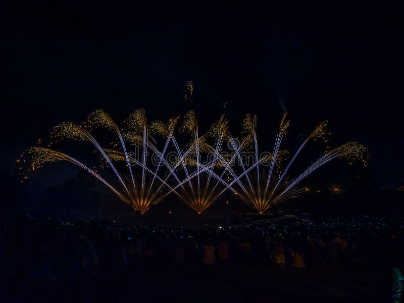 Os fogos de artifício com a silhueta da audiência imagens de stock royalty free Os fogos de artifício com a silhueta da audiência imagens de stock royalty free
