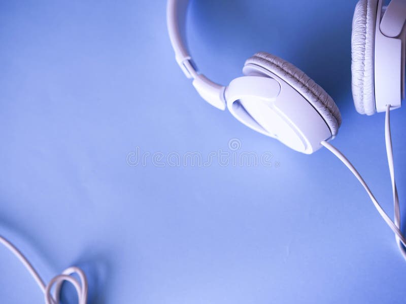 Os fones de ouvido encontram-se fundo fotos de stock Os fones de ouvido encontram-se fundo fotos de stock