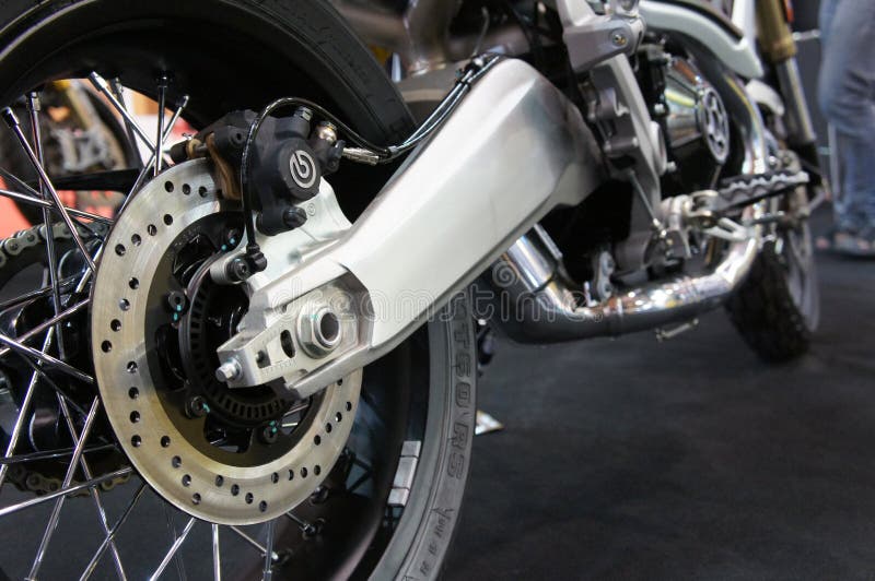 Os freios de disco da motocicleta s?o exigidos para fornecer mais aperto aos pneus e para permitir os cavaleiros de parar durante imagem de stock Os freios de disco da motocicleta s?o exigidos para fornecer mais aperto aos pneus e para permitir os cavaleiros de parar durante imagem de stock