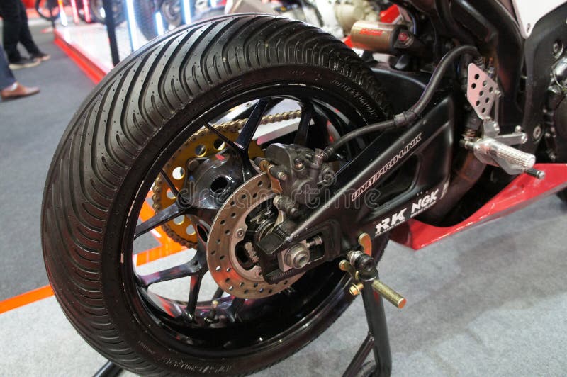 Os freios de disco da motocicleta são exigidos para fornecer mais aperto aos pneus e para permitir os cavaleiros de parar durante imagem de stock royalty free Os freios de disco da motocicleta são exigidos para fornecer mais aperto aos pneus e para permitir os cavaleiros de parar durante imagem de stock royalty free