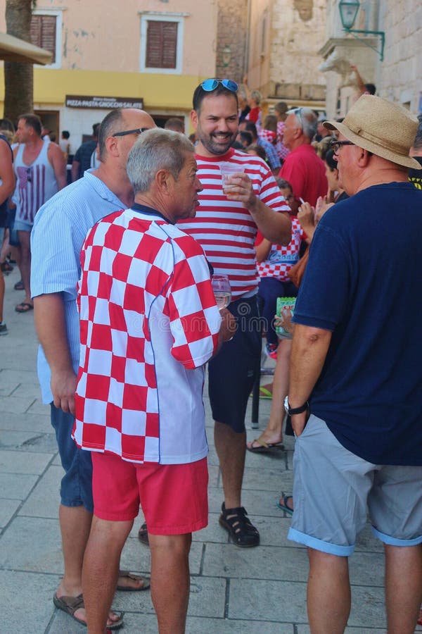 Os fãs de futebol assistem à transmissão em direto do jogo final entre a Croácia e a França Rab Island, Croácia imagem de stock