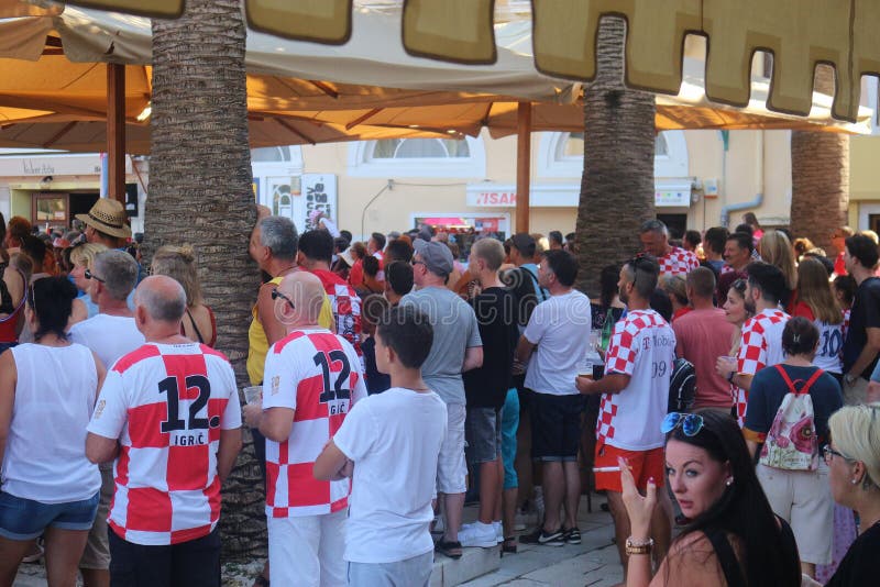 Os fãs de futebol assistem à transmissão em direto do jogo final entre a Croácia e a França Rab Island, Croácia fotos de stock