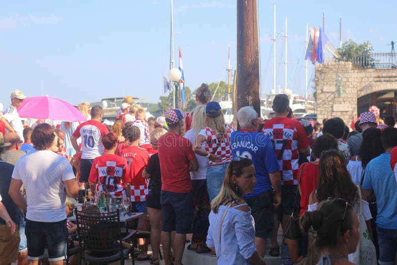 Os fãs de futebol assistem à transmissão em direto do jogo final entre a Croácia e a França Rab Island, Croácia imagens de stock