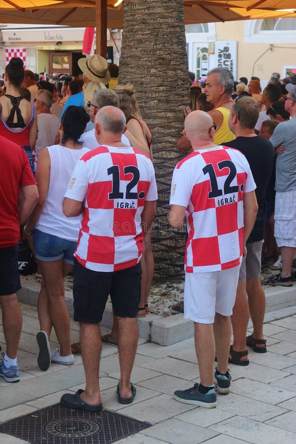Os fãs de futebol assistem à transmissão em direto do jogo final entre a Croácia e a França Rab Island, Croácia fotografia de stock