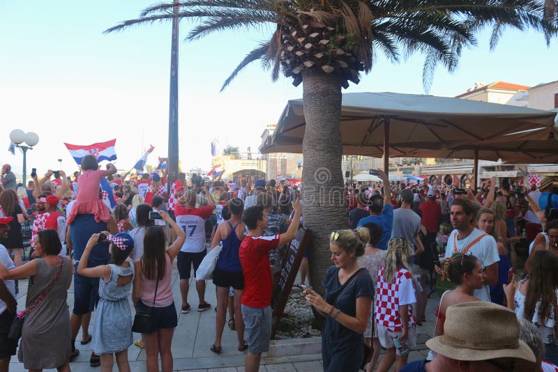 Os fãs de futebol assistem à transmissão em direto do jogo final entre a Croácia e a França Rab Island, Croácia imagens de stock royalty free