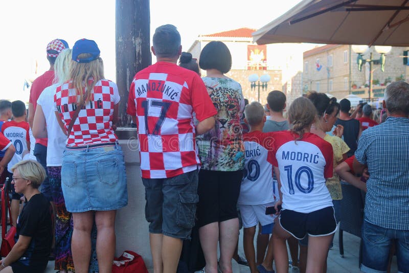 Os fãs de futebol assistem à transmissão em direto do jogo final entre a Croácia e a França Rab Island, Croácia fotos de stock