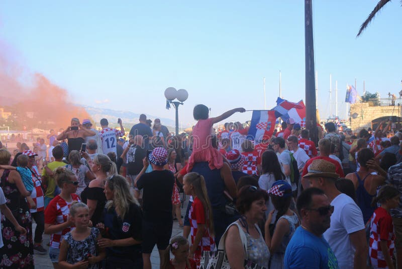 Os fãs de futebol assistem à transmissão em direto do jogo final entre a Croácia e a França Rab Island, Croácia imagens de stock