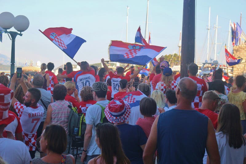 Os fãs de futebol assistem à transmissão em direto do jogo final entre a Croácia e a França Rab Island, Croácia fotos de stock royalty free