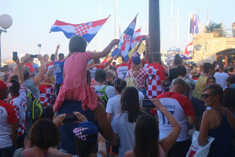 Os fãs de futebol assistem à transmissão em direto do jogo final entre a Croácia e a França Rab Island, Croácia fotos de stock
