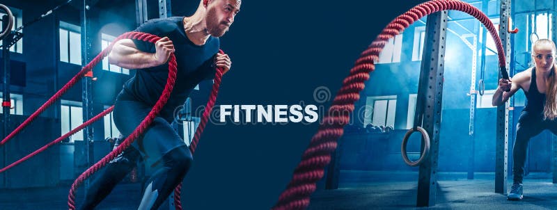 Os homens com corda da batalha lutam cordas exercitam no gym da aptidão imagens de stock royalty free Os homens com corda da batalha lutam cordas exercitam no gym da aptidão imagens de stock royalty free