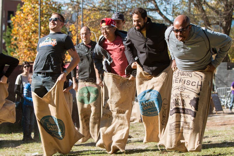 Os homens competem na raça de saco antiquado no festival de Atlanta